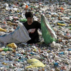 Río repleto de plásticos en Cebu, Filipinas, antes de desembocar en el mar.