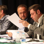 Gerardo Álvarez Courel atiende las explicaciones de Iván Alonso, ayer en el Pleno comarcal. LDM