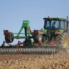 Imagen de un tractor realizando labores agrícolas en la provincia de León. JESÚS F. SALVADORES