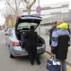 Un vehículo de Uber carga pasajeros .
