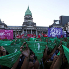 Las mujeres en Argentina se manifiestan en favor de la legalización del aborto.