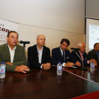 El alcalde de Arganza, Luis Manuel González; el viceconsejero de Desarrollo Rural y director general del Instituto Tecnológico Agrario (Itacyl), Jorge Llorente; el consejero de Fomento y Medio Ambiente, Juan Carlos Suárez-Quiñones; el subdelegado