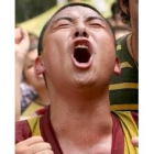 Un monje budista muestra su desesperación en una de las protestas