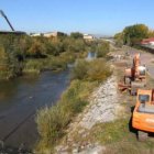 Las excavadoras eliminaron ayer la pasarela del río.