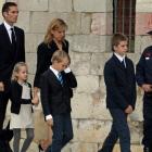 La infanta Cristina e Iñaki Urdangarín con sus hijos, ayer a la entrada del funeral.