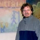 El artista rumano Ladislau Bartha, delante de una de las obras que expone en el Club de Prensa