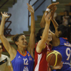 Daniela Peteva trata de superar a Marija Rezan y a María Pina en partido de prentemporada.