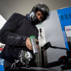 Repostaje en una gasolinera de Barcelona.