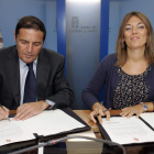 Milagros Marcos y Antonio Sáez,  firman el Acuerdo de Coordinación Sociosanitaria.