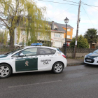 Patrullas de la Guardia Civil, ayer ante la casa.