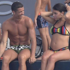 Cristiano Ronaldo y Georgina Rodríguez, durante una de las paradas del yate en el que navegaron por aguas de Formentera, el pasado día 8 de julio.