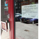 La entrada de la oficina de la avenida de América, ayer, con un cartel avisando de su cierre.