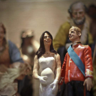 Figuritas de Belén que representan a Catalina de Cambridge encinta junto al príncipe Guillermo.