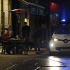 Una patrulla de la Policía Local, por el casco antiguo. FERNANDO OTERO