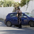 Un coche camuflado de la Policía Nacional entra a la finca situada en la zona de ‘Las Quemadillas’.