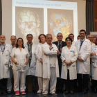 Parte del equipo multidisciplinario de 45 profesionales del Hospital Universitario de la Vall d'Hebron de Barcelona que realizó el pasado mes de febrero un trasplante de cara, el segundo de su historia.