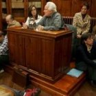 Edward Malefakis con la profesora Elena Aguado, rodeado de público