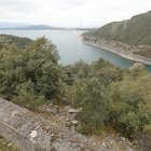 La pasarela unirá las orillas de Congosto y Cubillos en la cola del pantano de Bárcena, a los pies de la Peña de Congosto. L. DE LA MATA