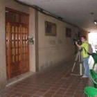 Un cámara de televisión filma el portal en uno de cuyos pisos tuvo lugar el suceso