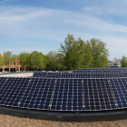 Placas solares instaladas en el techo de la escuela, en el Campus de Vegazana. DL