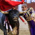 Javier Castaño, que ayer reaparecía, no tuvo suerte con la espada y tampoco pudo hacer faena a sus dos toros. VÍCTOR LERENA