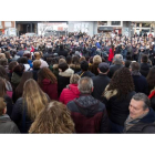 Centenares de personas aplauden tras el minuto de silencio durante la concentración convocada por la Junta de Castilla y León y varias instituciones zamoranas