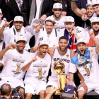 Parker, Gionóbili, Duncan y sus compañeros celebran el título.