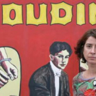 La teórica del cómic y poeta Ana Merino, frente a un mural de la Semana Negra.