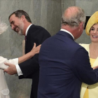 El príncipe Carlos y su mujer, Camila Parker, saludan a los reyes Felipe y Letizia a su llegada a la capital británica.