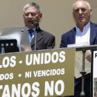 El alcalde de Carrizo, Julio Seoanez, antes de dar la palabra al pregonero de este año, Rafa Blanco. MARCIANO