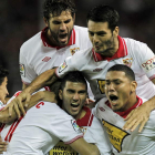 Los jugadores del Sevilla felicitan a José Antonio Reyes tras conseguir el primer gol.