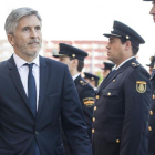 El ministro del Interior, Fernando Grande-Marlaska, pasa revista a una unidad del Cuerpo Nacional de Policía en Valencia en septiembre pasado.