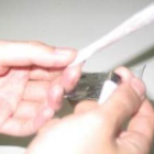 Un joven prepara un cigarro de marihuana, en una imagen de archivo.
