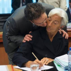 El presidente del Eurogrupo, Jeroen Dijsselbloem, habla con la directora del FMI, Christine Lagarde.