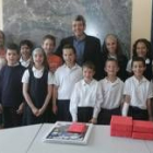 Miguel Martínez con todos los escolares premiados en los concursos