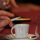 El cigarrillo asociado al café tiene las horas contadas.
