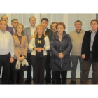 Los alcaldes populares del alfoz de León, ayer con la presidenta del PP.