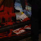 Imagen de las octivillas y las pintadas rojas que ayer se dejaron en la vivienda de Idoia Mendí. EFE