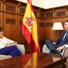 Soraya Sáenz de Santamaría y Pablo Casado se reunieron ayer en el Congreso. DIEGO CRESPO