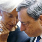 La directora gerente del FMI, Christine Lagarde, habla con el presidente del BCE, Mario Draghi, este jueves en Luxemburgo.