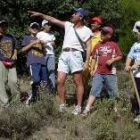 Los niños del CRA de Carucedo escuchan las explicaciones de su director, Antonio Alonso