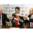 El presidente del Consorcio del Aeropuerto de León, Francisco Castañón (D), acompañado por el presidente de la Diputación, Juan Martínez Majo, firma el contrato con el director comercial de Air Nostrum, Juan Corral (I) para los nuevos vuelos desde León
