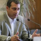 El concejal Reiner Cortés presentó ayer las nuevas medidas para afrontar la crisis económica