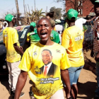Una simpatizante de la Unión Nacional Africana de Zimbabue-Frente Patriótico celebra la victoria electoral de Mnangagwa