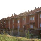 Varios chalés en la urbanización Los Sauces en Carbajal de la Legua.