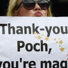 Una hincha del Tottenham muestra un cartel de apoyo a Pochettino en White Hart Lane