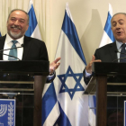 El ultra Avigdor Lieberman, a la izquierda, junto al primer ministro israelí, Benjamin Netanyahu.