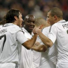 Los jugadores del Real Madrid Raúl, Lassana Diarrá y Pepe celebran el primer gol de su equipo