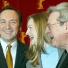 Kevin Spacey, Laura Linney y el director Alan Parker, en la presentación de «La vida de David Gale»