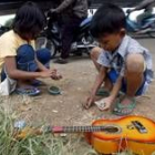 Dos niños indonesios, de ocho y diez años, cuentan su dinero en una calle de Yakarta